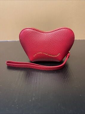 Oleada mini love pouch Heart-Shaped Pebble Leather Wristlet in Berry Red